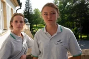 Petra Gross (Sophie Rogall, l.) und Sanja Hellmann (Lola Dockhorn, r.) k&ouml;nnen es nicht fassen, dass es in dem Pflegeheim, in dem sie arbeiten, einen Mord gegeben haben soll.