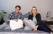 Das Bett soll nicht nur zum Schlafen bequem sein, sondern auch richtig schön und gemütlich aussehen. Hier können Kissen einiges hermachen. Wie man sie richtig bezieht und anordnet zeigen Hauswirtschaftsmeisterin Yvonne Willicks (r) und Redakteur Nicolas Hering (l). Das Bett soll nicht nur zum Schlafen bequem sein, sondern auch richtig schön und gemütlich aussehen. Hier können Kissen einiges hermachen. Wie man sie richtig bezieht und anordnet zeigen Hauswirtschaftsmeisterin Yvonne Willicks (r) und Redakteur Nicolas Hering (l).