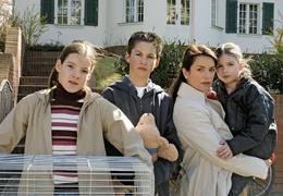 Cleo Berger (Christine Neubauer, 2.v.r.) muss mit ihren drei Kindern Tim (Tim Oliver Schultz), Emma (Lulu Grimm, li.) und Sophie (Laura Alberta Szalski) aus dem sch&ouml;nen Einfamilienhaus ausziehen.