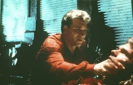 Sam (Patrick Swayze) stellt entsetzt fest, dass er tot ist - er existiert nur noch als Geist ...