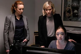 L-R: Lt. Briggs (Carrie-Lynn Neales), Jill Peterman (Georgina Haig) und Li Chan (Stefanie Nakamura)