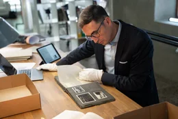 Dr. Stefan H&ouml;rdler mit Foto-Album