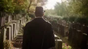 Mann auf Friedhof.