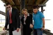 Pictured: (l-r) Tim Omundson as Carlton Lassiter, Kristen Nelson as Karen Vick, James Roday as Shawn Spencer (Szene aus '65 Million Years'). Pictured: (l-r) Tim Omundson as Carlton Lassiter, Kristen Nelson as Karen Vick, James Roday as Shawn Spencer (Szene aus '65 Million Years').