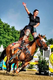 Am Rande der Nossentiner Heide ist sie schon eine Legende. Das &bdquo;Cowgirl&ldquo; Karina Vandersee. Auf ihrer Comanchen-Ranch trainiert sie seit 20 Jahren f&uuml;r ihre gro&szlig;en Reit-Shows im Western-Stil. Mit Trickreiten, Freiheitsdressuren und aufregenden Stunts.