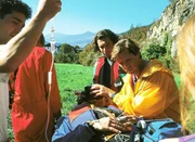 Dr. Stefan Frank (Sigmar Solbach, M.) nimmt lebensrettende Maßnahmen vor, bevor der Notarzt Dr. Waldner abtransportiert wird. Dr. Stefan Frank (Sigmar Solbach, M.) nimmt lebensrettende Maßnahmen vor, bevor der Notarzt Dr. Waldner abtransportiert wird.