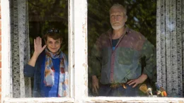 Katrin (Katharina Thalbach) und Johannes (Ernst St&ouml;tzner) beobachten aus dem K&uuml;chenfester mit Verwunderung, dass Felix im Garten arbeitet.