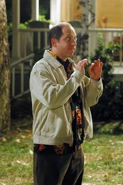 Lorelai trifft auf ihren neuen Nachbarn Dwight (Jason Kravits), der gleich um einen Gefallen bittet und dann begegnet sie ausgerechnet bei einer Veranstaltung ihrer Mutter auch noch einem attraktiven Mann ...