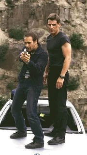 Semir (Erdogan Atalay, li.) und Tom (Rene Steinke) konnten sich aus ihrem zerstörten Wagen befreien, doch die Gefahr ist noch nicht vorbei.