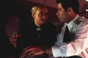 James (John Travolta) bekommt eine Stelle als Pilot beim Unternehmen "Majique". Dessen Pr&auml;sidentin Samantha (Lysette Anthony) m&ouml;chte James verf&uuml;hren. Daf&uuml;r &uuml;berredet sie James, mit ihr auf Gesch&auml;ftsreise zu gehen.