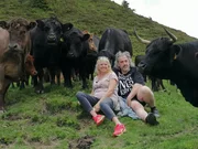 Tom Zuljevic-Salamon und seine Frau Judy sind erleichtert: Ihre Galloway-Mischlinge haben die lange Reise vom oberösterreichischen Mühlviertel auf die Alm ins Salzburger Land gut überstanden. 300 Kilometer ging es in Viehtransportern quer durch Österreich. Vor einem Jahr hatte Tom die Ossmann-Hochalm gepachtet, jahrelang war sie brach gelegen. Ein arbeitsreicher Sommer mit großen Herausforderungen steht bevor. Tom Zuljevic-Salamon und seine Frau Judy sind erleichtert: Ihre Galloway-Mischlinge haben die lange Reise vom oberösterreichischen Mühlviertel auf die Alm ins Salzburger Land gut überstanden. 300 Kilometer ging es in Viehtransportern quer durch Österreich. Vor einem Jahr hatte Tom die Ossmann-Hochalm gepachtet, jahrelang war sie brach gelegen. Ein arbeitsreicher Sommer mit großen Herausforderungen steht bevor.