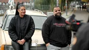 Kitty Kat und Ali Bumaye nehmen uns mit auf ihre Reise durch die 2000er. Gangster-Rap und Härte prägten den Rap von diesem Jahrzehnt und machten Berlin zum Epizentrum des deutschen Hiphops. Kitty Kat und Ali Bumaye nehmen uns mit auf ihre Reise durch die 2000er. Gangster-Rap und Härte prägten den Rap von diesem Jahrzehnt und machten Berlin zum Epizentrum des deutschen Hiphops.