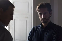 Yacub (Alberto San Juan, l.) und Kommissar Falc&oacute;n (Juan Diego Botto, r.) sind schockiert, als sie erfahren, dass Yacubs Sohn von  Islamisten radikalisiert worden ist.