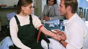 Dr. Beck (Dirk Mierau) macht einen Mutterschaftstest bei Martina (Katja Strobel, li.). Evelyn Kaltenbach (Franziska Matthus) hofft, dass er positiv für Martina ausgeht. Dr. Beck (Dirk Mierau) macht einen Mutterschaftstest bei Martina (Katja Strobel, li.). Evelyn Kaltenbach (Franziska Matthus) hofft, dass er positiv für Martina ausgeht.