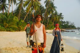 Costa (Arnel Taci, li.), Cem (Elyas M&rsquo;Barek) und Yağmur (Pegah Ferydoni) erkunden den Strand.