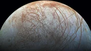 Die vereiste Oberfl&auml;che des Jupitermondes Europa - durchzogen von Rissen und Linien, unter denen ein Ozean verborgen liegen k&ouml;nnte.