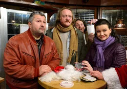 Ercan (Aykut Kayacik, li.), Benno (J&uuml;rgen Ri&szlig;mann, 2. v. li.), Dietmar Grabowski (Marian Meder) und Davorka (Katja Liebing) hecken etwas aus.