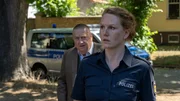 Das Team der SOKO Wismar wird zu einem neuen Fall gerufen. F&uuml;r Polizeihauptmeisterin Paula Moorkamp (Stella Hinrichs, r.) ein Schock: Am Tatort entdeckt sie, dass das Mordopfer ihre Freundin Anna ist. Revierchef Jan-Hinrich Reuter (Udo Kroschwald, l.) zeigt Mitgef&uuml;hl f&uuml;r seine Kollegin.