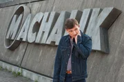 Kommissar Carsten Lanner (Florian Lukas) &uuml;berlegt vor dem Geb&auml;ude der Ungeziefervernichtungsfirma Machalik, wie er gleich die Vernehmungen f&uuml;hren will.