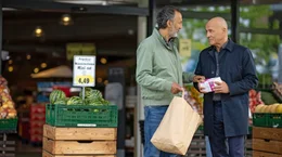 Frauen-Notfall im Sch&uuml;lerladen: Gerhard (Heiner Lauterbach, re.) muss f&uuml;r Yasmin Binden kaufen und trifft im Supermarkt ausgerechnet auf ihren Onkel Aydin (Ercan Durmaz, l.).