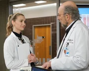 l-r: Dr. Morgan Reznick (Fiona Gubelmann), Dr. Aaron Glassman (Richard Schiff) l-r: Dr. Morgan Reznick (Fiona Gubelmann), Dr. Aaron Glassman (Richard Schiff)