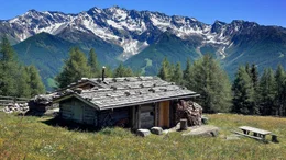 Bergh&uuml;tte mit Blick auf die Dureck-Gruppe im Ahrntal.