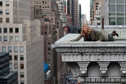 Joey Cassidy (Jamie Bell) beobachtet mit Lydia Anderson (Elizabeth Banks) das Geschehen