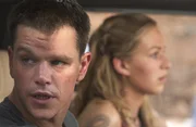 Es ist vorbei mit der Idylle: Jason Bourne (Matt Damon, l.) muss schlagartig reagieren, als ein Killer ihn und seine geliebte Marie (Franka Potente, r.) bedroht ...