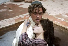 Rob (Tom Payne) hat Angst, dass die an der Pest erkrankte Rebecca (Emma Rigby) stirbt.