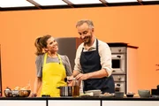 Jan Böhmermann steht mit Anke Engelke in der Küche von "Böhmi brutzelt".