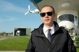 Beruf mit Geschichte: Zeppelin-Pilot Marko Hollerer steuert die imposanten Luftboote bei Rundfl&uuml;gen &uuml;ber den Bodensee.
