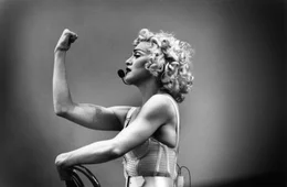 Madonna bei ihrem Auftritt im Rotterdamer Feyenoord-Stadion am 24. Juli 1990 w&auml;hrend ihrer legend&auml;ren Blond Ambition World Tour.