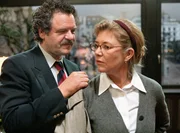 Die Rechtsanw&auml;ltin Elvira Kumpfer (Jutta Speidel) und ihr Kanzleikollege Dr. Stefan Milloschinksy liebes es, sich zu hassen.
