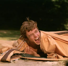Mark Wallace (Albert Finney)
