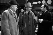 Dr. Watson (Nigel Bruce, l.), Sherlock Holmes (Basil Rathbone, M.), Harry Cording (George Geldner) Dr. Watson (Nigel Bruce, l.), Sherlock Holmes (Basil Rathbone, M.), Harry Cording (George Geldner)