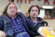 Gemeinsam mit Bruno (Tim Sander, r.) nimmt der eifers&uuml;chtige Bernd (Volker Herold, l.) den Kampf mit dem Rivalen im Autoscooter auf.