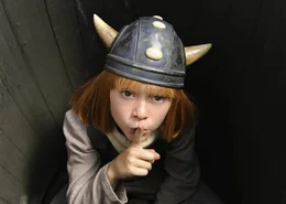 Der kleine Wickie (Jonas H&auml;mmerle) lebt mit seinen Eltern im Wikingerdorf Flake. Anders als die anderen Wikinger, die von Natur aus stark, unerschrocken und laut sind, ist er zur&uuml;ckhaltend und zart besaitet. Daf&uuml;r besitzt er eine Gabe, die kaum einer seiner Mitwikinger hat: er ist unheimlich schlau und hilft so seinem Vater, dem Wikinger-Chef, und seinen Freunden ein ums andere Mal aus schier ausweglosen Situationen ...