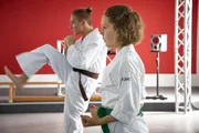 Joyce (Matilda Willigalla, re.) will gegen Noah (Philip R&uuml;ger, li.) in Karate antreten, doch der nimmt sie &uuml;berhaupt nicht ernst.