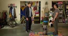 Pl&ouml;tzlich steht der junge Dylan (Owen Vaccaro, M.) zwischen den St&uuml;hlen. Doch dann macht er es sich zu nutzen, wie Brad (Will Ferrell, l.) und Dusty (Mark Wahlberg, r.) um seine Gunst buhlen ...