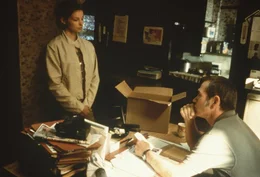 Erst als die unschuldig verurteilte Libby (Ashley Judd, l.) Unterst&uuml;tzung durch ihren Bew&auml;hrungshelfer Travis (Tommy Lee Jones, r.) erh&auml;lt, kommt sie einem infamen Komplott auf die Spur ...