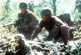 Schon bald muss Lieutenant Hal Moore (Mel Gibson, l.) erkennen, dass alle seine Bef&uuml;rchtungen scheinen Wirklichkeit zu werden ...