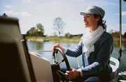 Journalistin Julia Finkernagel steuert ein Hausboot. Journalistin Julia Finkernagel steuert ein Hausboot.