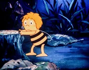 Maja ist pl&ouml;tzlich so gro&szlig; wie ein Baumstumpf.