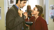 Dr. Schmidt (Walter Sittler) erkl&auml;rt Nikola (Mariele Millowitsch, r.), dass er erfahren hat, dass Hannes schwul ist (hinten Jenny Elvers).