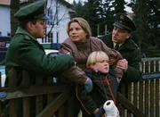 Vivi (Annette Frier, M.), die versucht, ihren Sohn (Martin Krahn, vo.) festzuhalten, wird verhaftet (Polizist li. Komparse, Polizist re. J&ouml;rg-Uwe Schr&ouml;der).