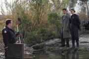(v.l.n.r.) D.C. Polizist (Eric Stonestreet); Booth (David Boreanaz); Dr. Brennan (Emily Deschanel)