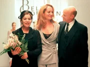 Der Tuchhändler Carl Trakenberg (Dietrich Hollinderbäumer) und die Modedesignerin Puppe Mandel (Hannelore Elsner, li.) gratulieren Isabelle (Natalia Wörner) zu ihrem ersten großen Erfolg. Der Tuchhändler Carl Trakenberg (Dietrich Hollinderbäumer) und die Modedesignerin Puppe Mandel (Hannelore Elsner, li.) gratulieren Isabelle (Natalia Wörner) zu ihrem ersten großen Erfolg.