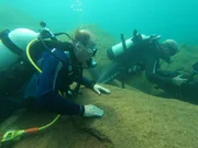 Prof. Christian Sturmbauer (Zoologe, li.), Nuno S&aacute; (Kamera, re.), Sambia.