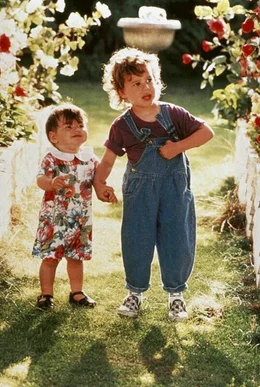 Mikey (Megan Milner) und seine kleine Schwester Julie (Lorne Sussman) tun sich zusammen, um das Familiengl&uuml;ck zu retten.