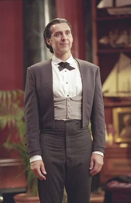W&auml;hrend die &Ouml;ffentlichkeit Deeds mit Abscheu zu betrachten beginnt, haben seine engen Mitarbeiter l&auml;ngst ihr Herz an ihn verloren. Der au&szlig;erordentlich eigent&uuml;mliche Diener Emilio (John Turturro), der eine ebenso gro&szlig;e Vorliebe f&uuml;r &uuml;berraschende Auftritte hat, wie er gern fremde F&uuml;&szlig;e befingert, wird schnell vom loyalen Bediensteten zum guten Freund ...